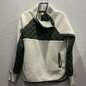 Abercrombie & Fitch cream & green small fleece with quilted detail